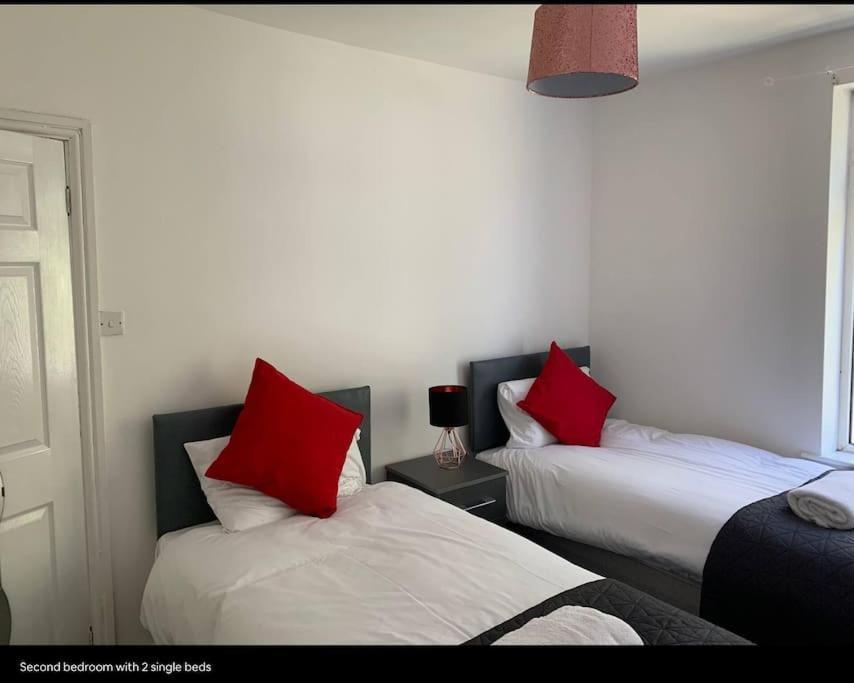 Wv1 Budget Contractor Stays- 5 Beds - Discounts Ok Wolverhampton Bagian luar foto