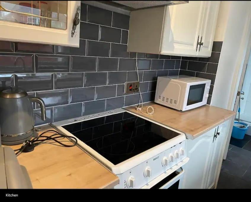 Wv1 Budget Contractor Stays- 5 Beds - Discounts Ok Wolverhampton Bagian luar foto