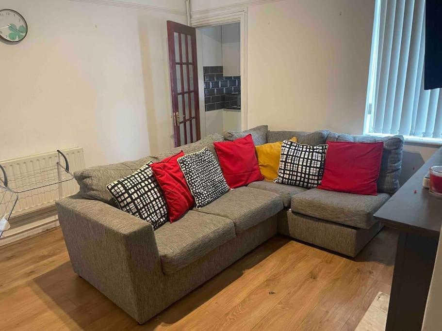 Wv1 Budget Contractor Stays- 5 Beds - Discounts Ok Wolverhampton Bagian luar foto